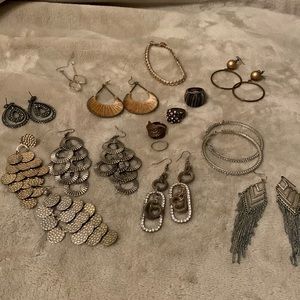Costume jewelry, 9 pairs of earrings, bracelet, 4 rings
